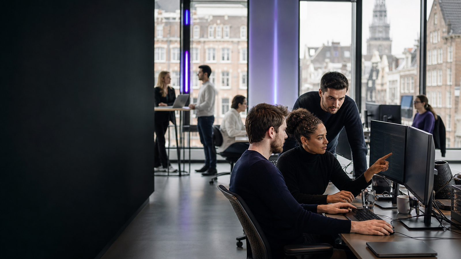 Multidisciplinair SoftNexa-team in een premium tech workspace